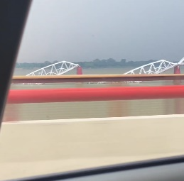 붕괴된 아바 대교(Ava Bridge)