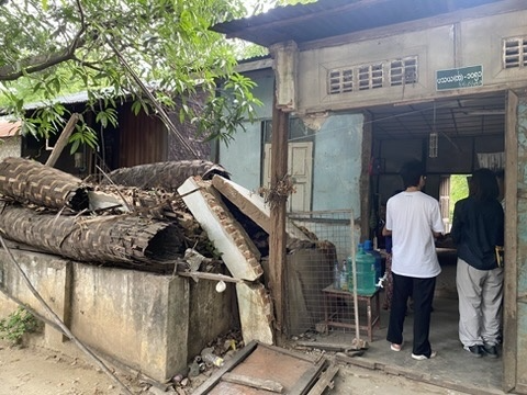 메이크틸라 평화도서관 학생의 가옥이 지진 피해를 받은 모습