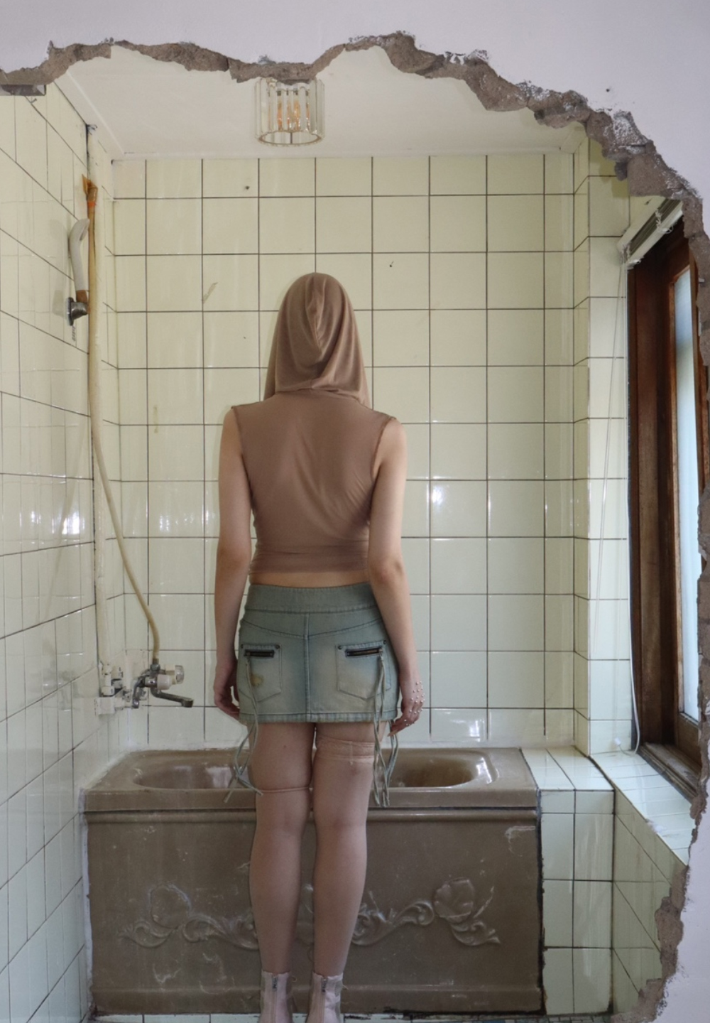 민소매 모델 착용 이미지-S1L5