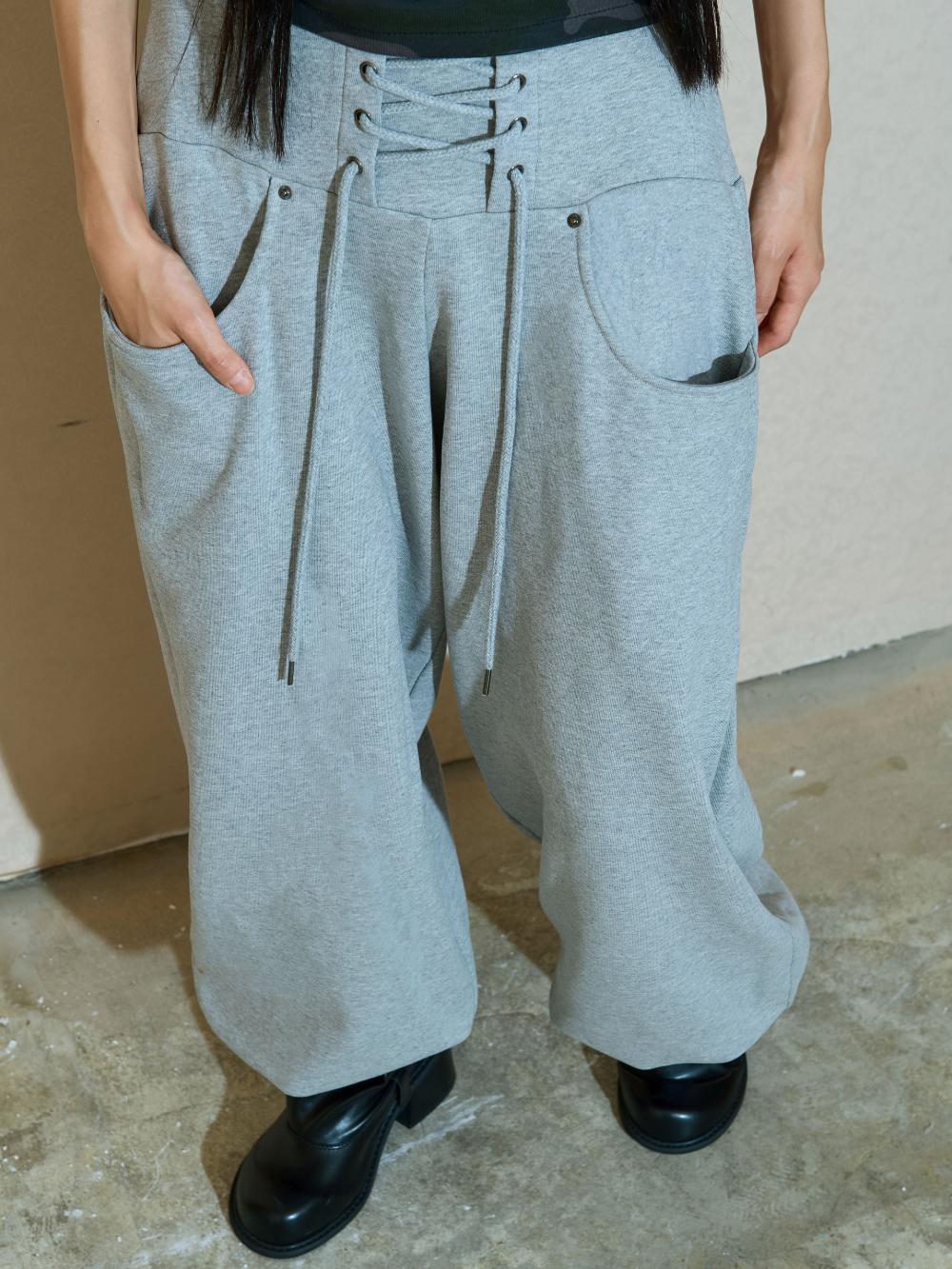 바지 모델 착용 이미지-S1L6