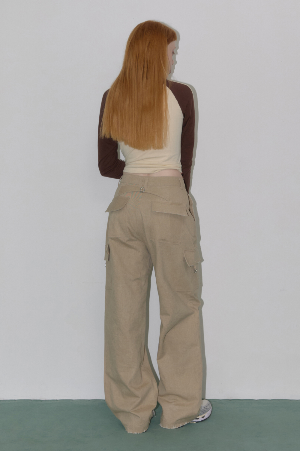 긴팔 티셔츠 모델 착용 이미지-S4L4