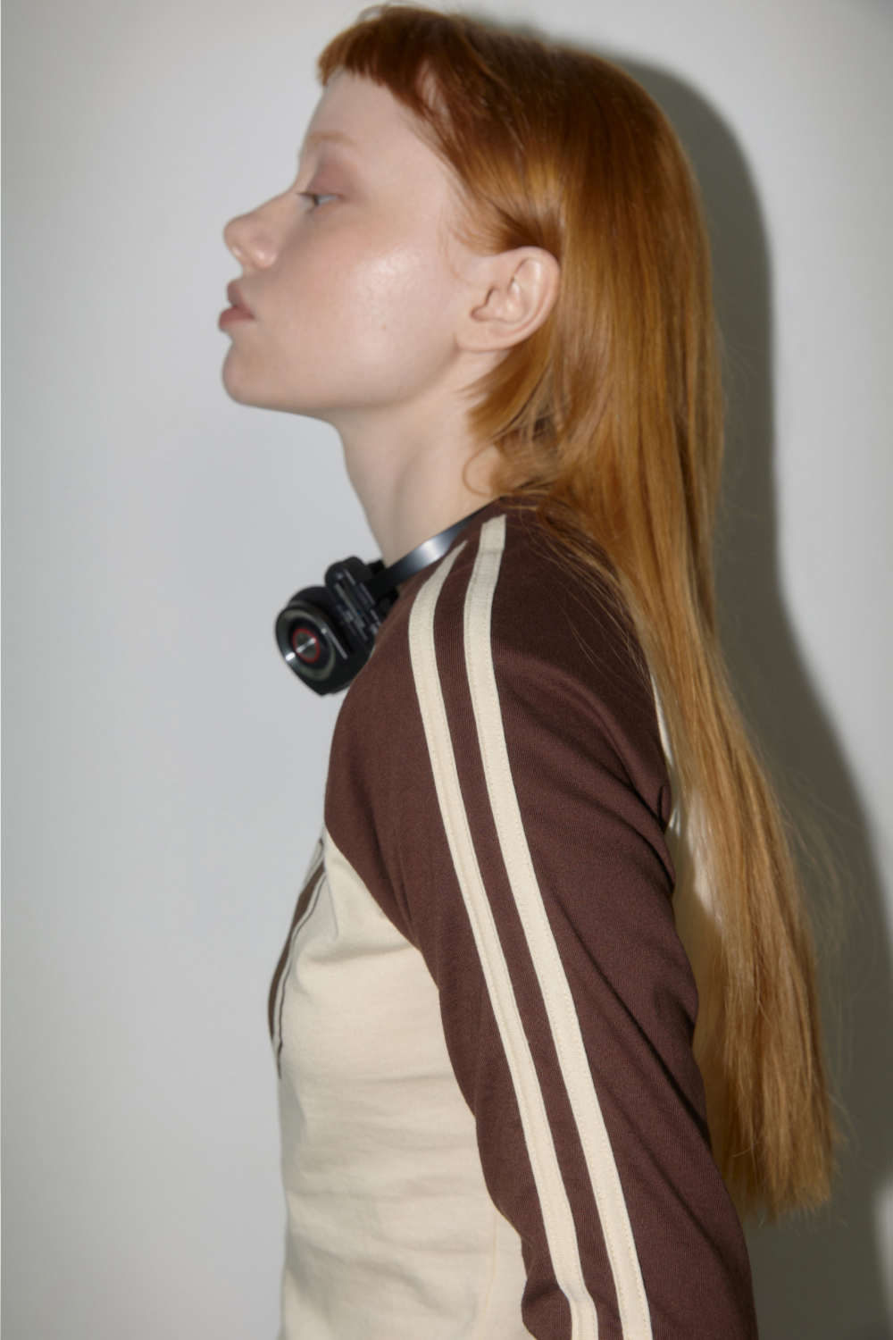 긴팔 티셔츠 모델 착용 이미지-S4L2