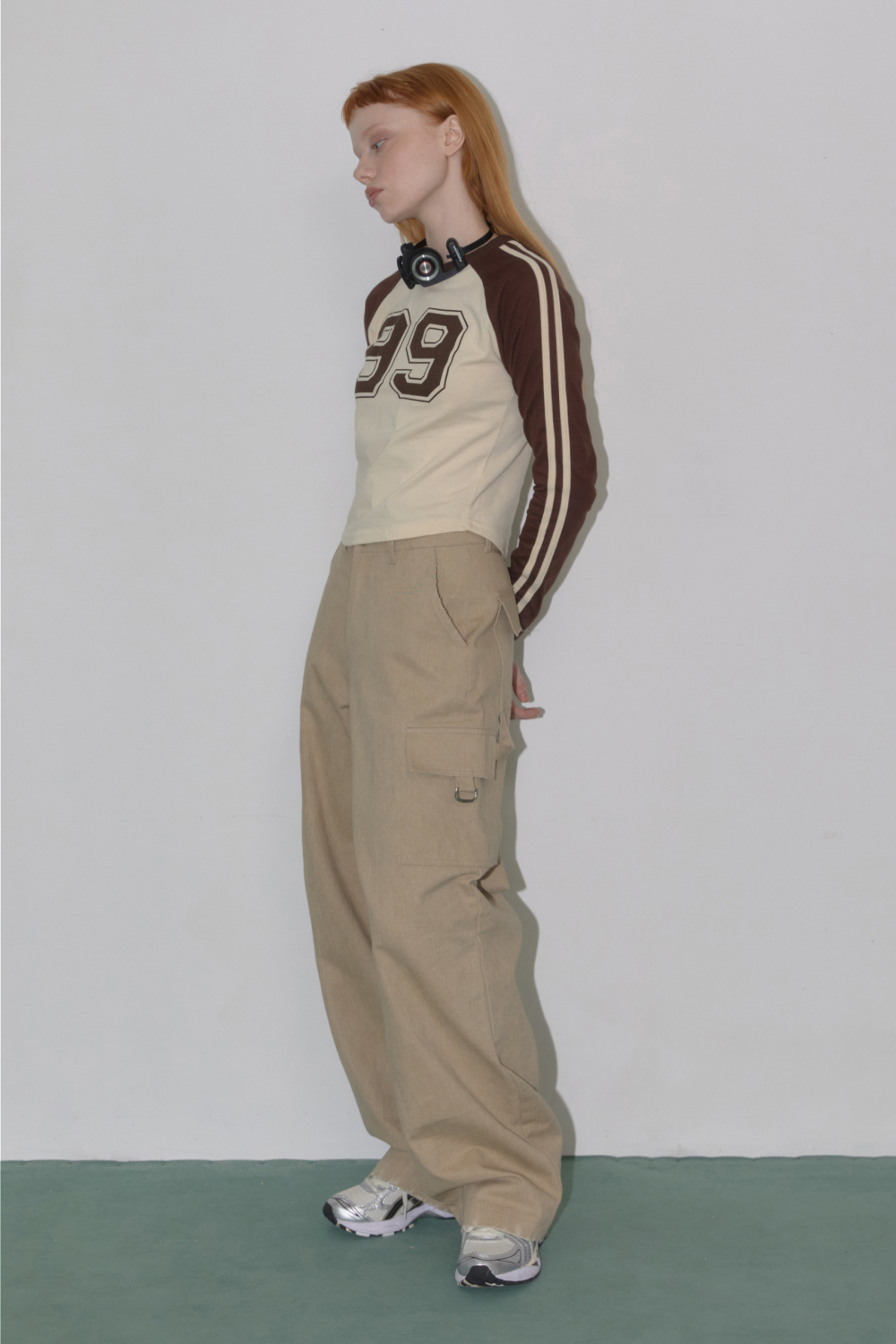 긴팔 티셔츠 모델 착용 이미지-S4L1