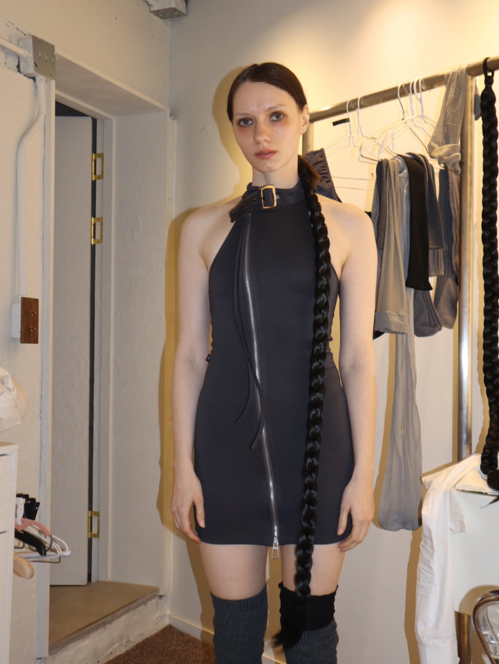 드레스 모델 착용 이미지-S1L4