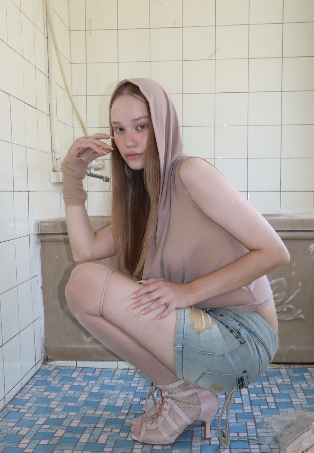 민소매 모델 착용 이미지-S1L8