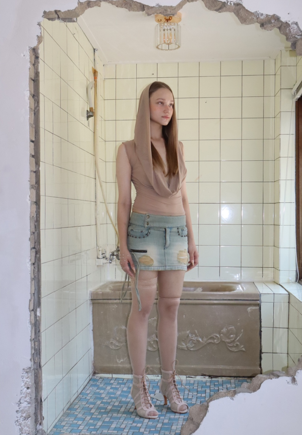 민소매 모델 착용 이미지-S1L2