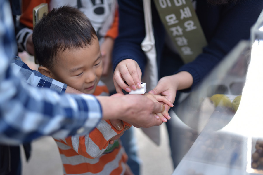 %ed%81%ac%ea%b8%b0%eb%b3%80%ed%99%98_161008_friendschildcampaign_029