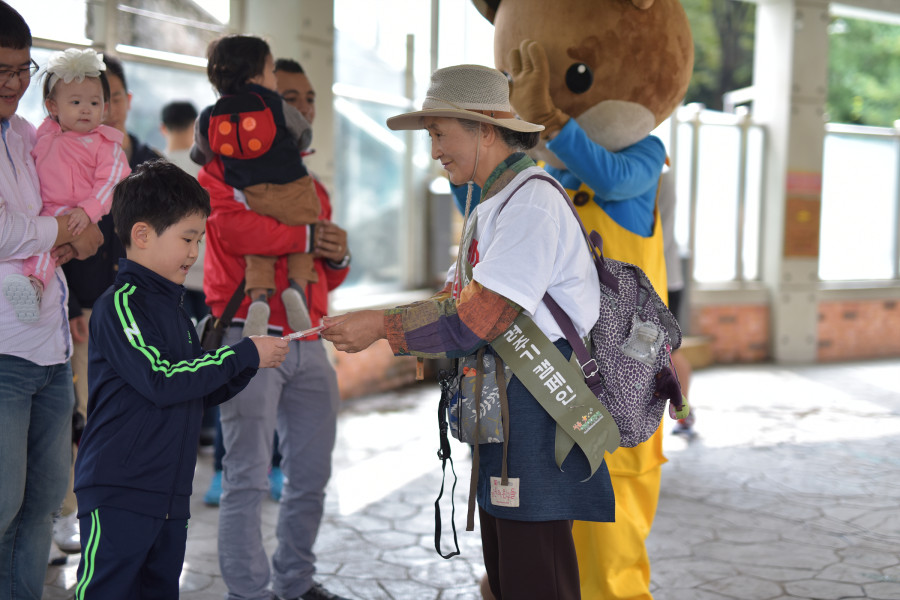 %ed%81%ac%ea%b8%b0%eb%b3%80%ed%99%98_161008_friendschildcampaign_037