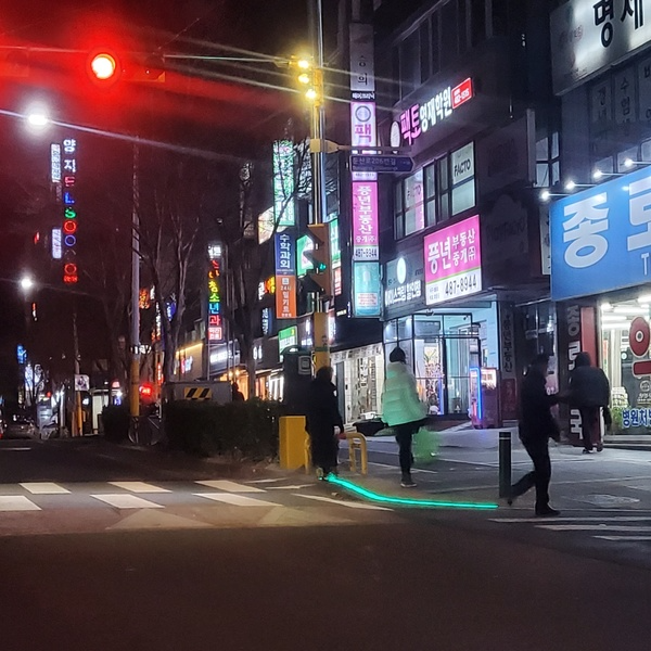 대전 서구의 한 교차로에 바닥신호등이 설치돼 있다. 김지현 기자