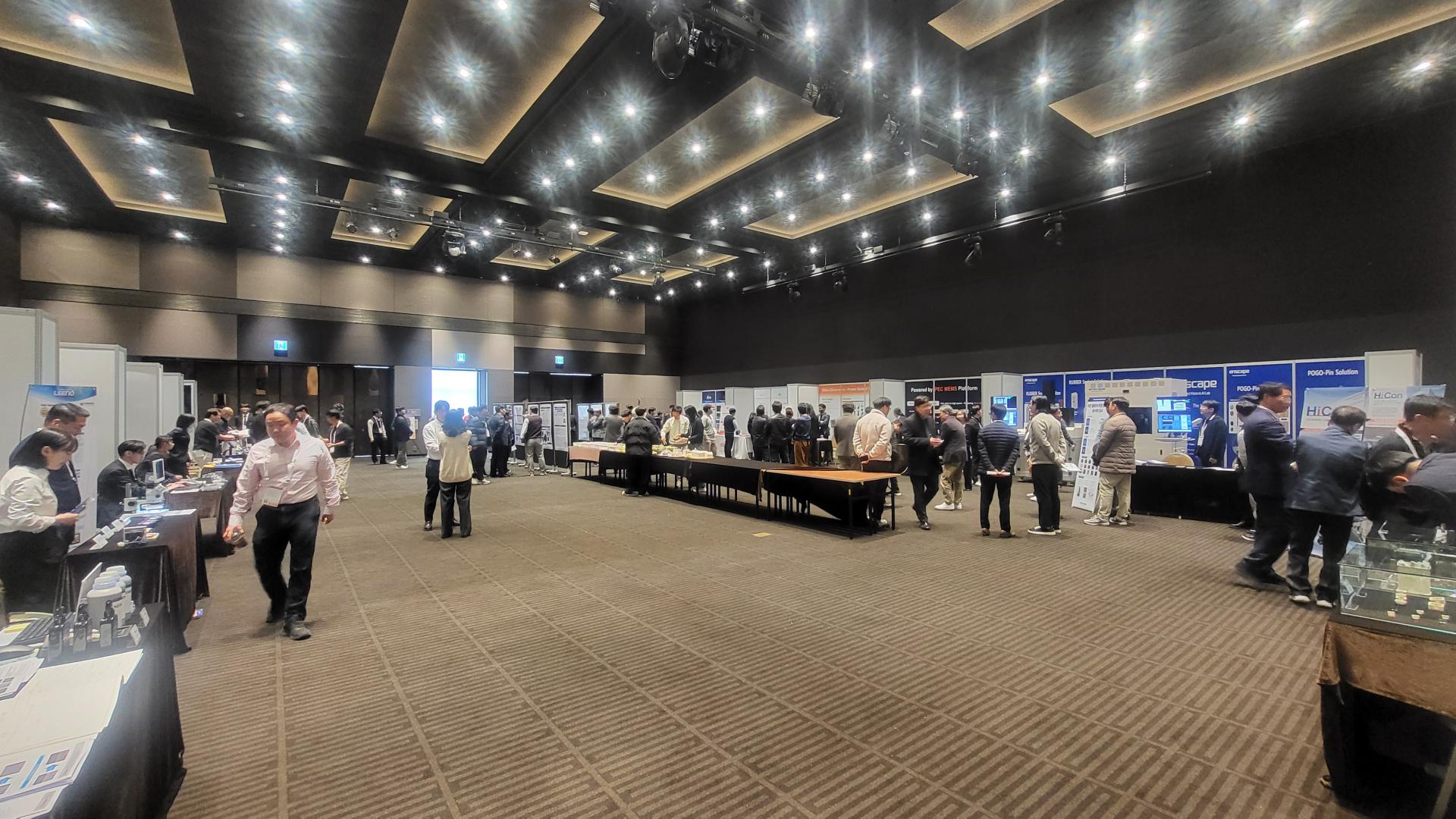 전시회장 내부 전경_105632918_04.jpg