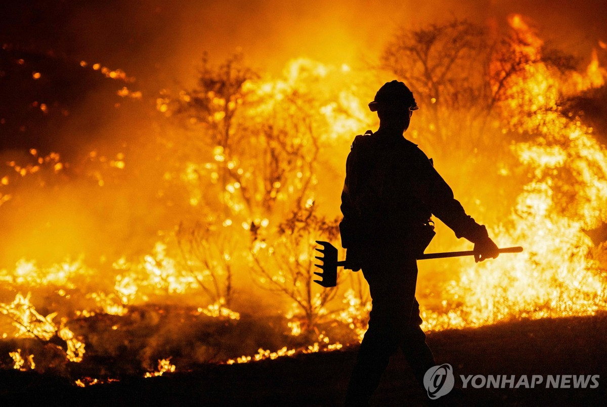 지난 22일 LA 북부 캐스테이크호 인근에서 산불 진압 중인 소방관