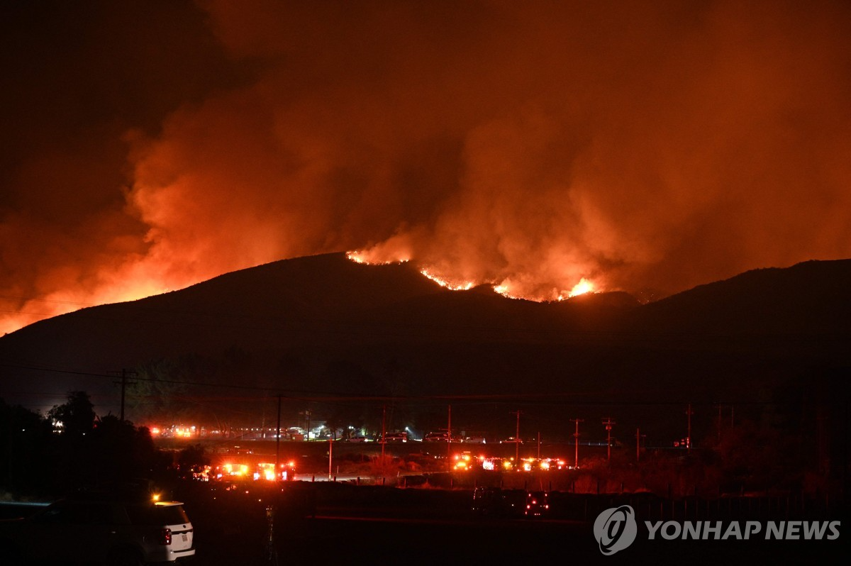 22일 LA 북부 캐스테이크호 인근에서 확산 중인 산불