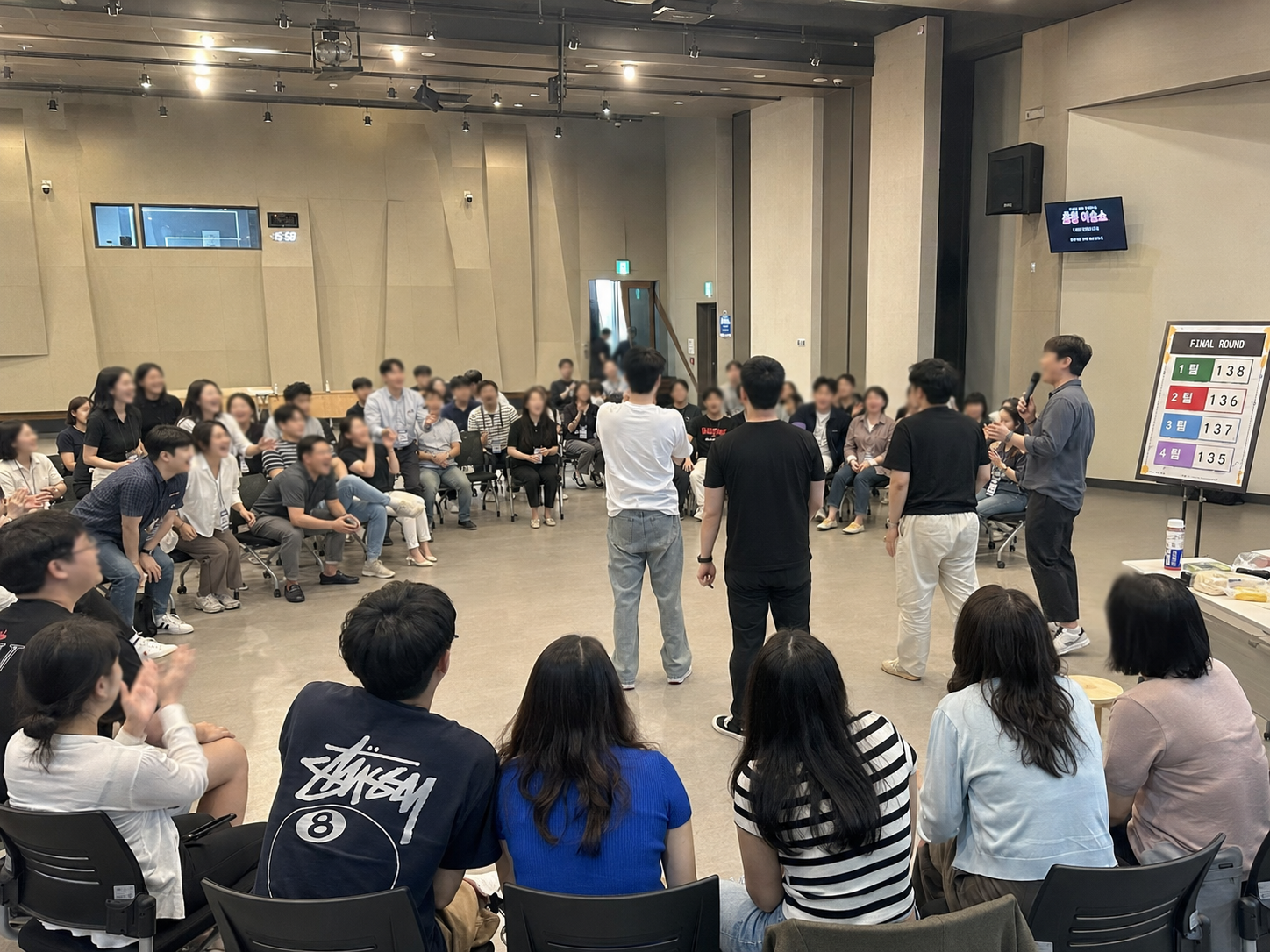 출장 예능쇼 최종 라운드 단체 미션 진행 모습