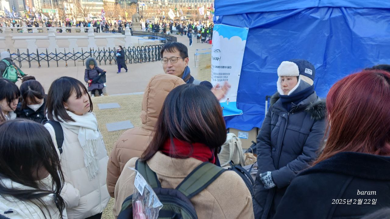사진 : 부스에 방문한 일본 대학교수와 학생들.