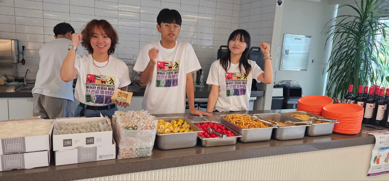 2024년 8월 인권운동 바람 후원행사 자원활동하는 모습