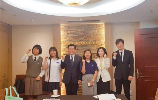 교육부 학생건강정책과 조명연 과장(가운데)과 멘탈헬스코리아 청소년 피어스페셜리스트들. (c)멘탈헬스코리아 제공.