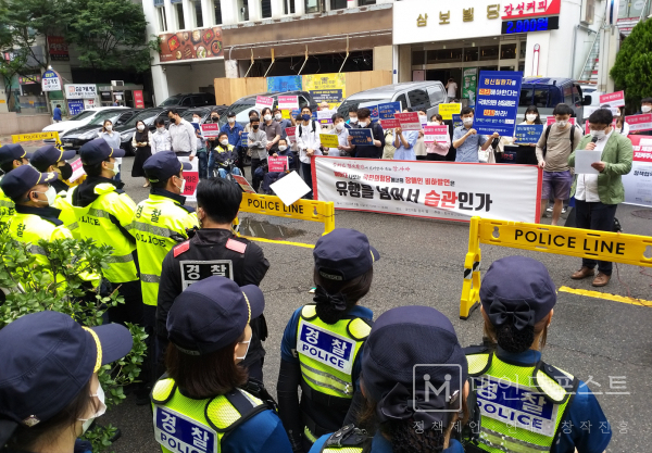 정신장애 인권단체들이 15일 국민의힘 당사 앞에서 성일종 의원의 정신장애 비하 발언 사과를 요구하며 기자회견을 진행하고 있다. ©마인드포스트.