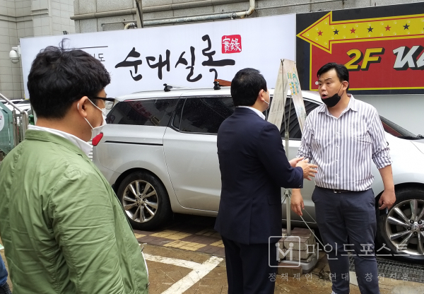 신석철 한국정신장애인연합회 상임대표(오른쪽)가 기자회견장을 찾아온 성일종 의원실 실무자에게 항의하고 있다. (c)마인드포스트.