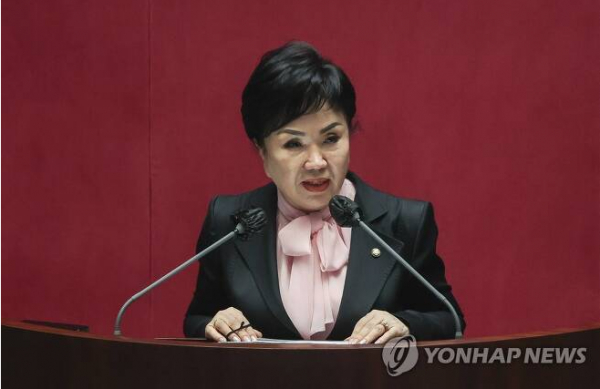 (서울=연합뉴스) 이정훈 기자 = 국민의힘 최영희 의원이 4일 오후 국회에서 열린 제398회 국회(임시회) 제1차 본회의에서 인사말을 하고 있다. 2022.7.4 [국회사진기자단]