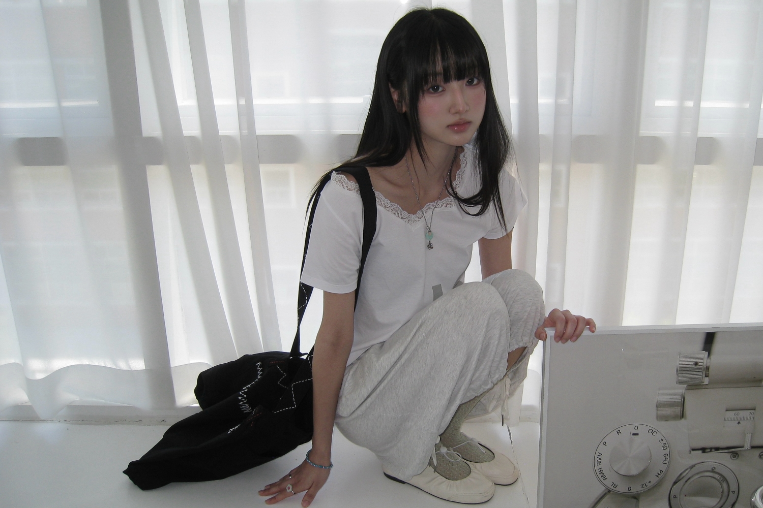 MEW LACE TRIMMING V NECK T-SHIRT_WHITE