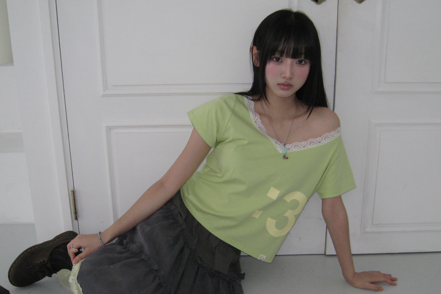 MEW LACE TRIMMING V NECK T-SHIRT_LIME