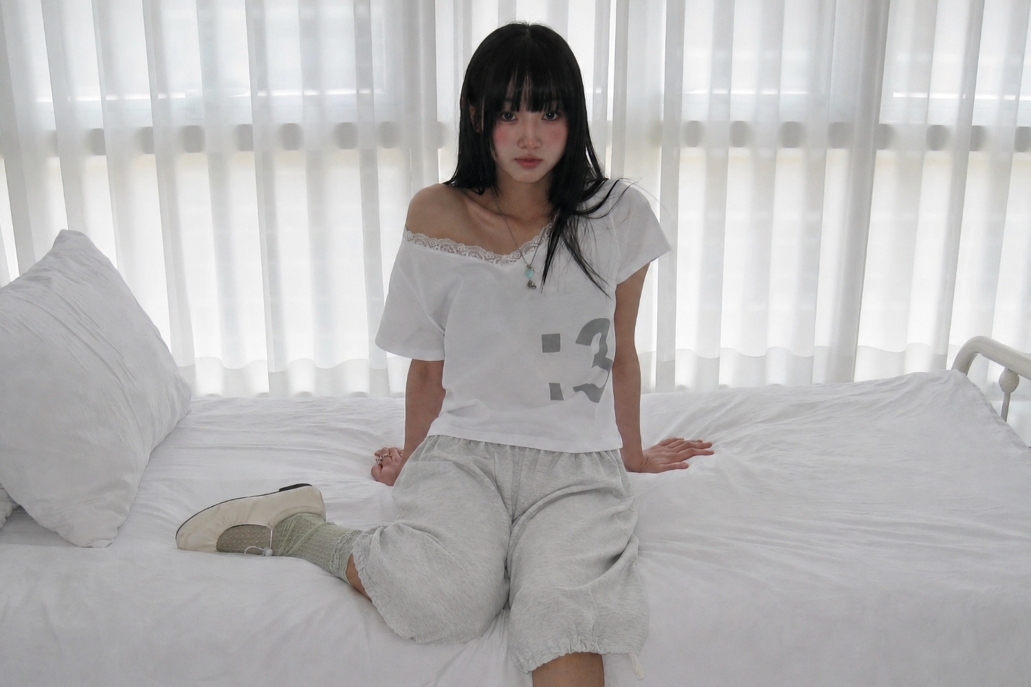 MEW LACE TRIMMING V NECK T-SHIRT_WHITE