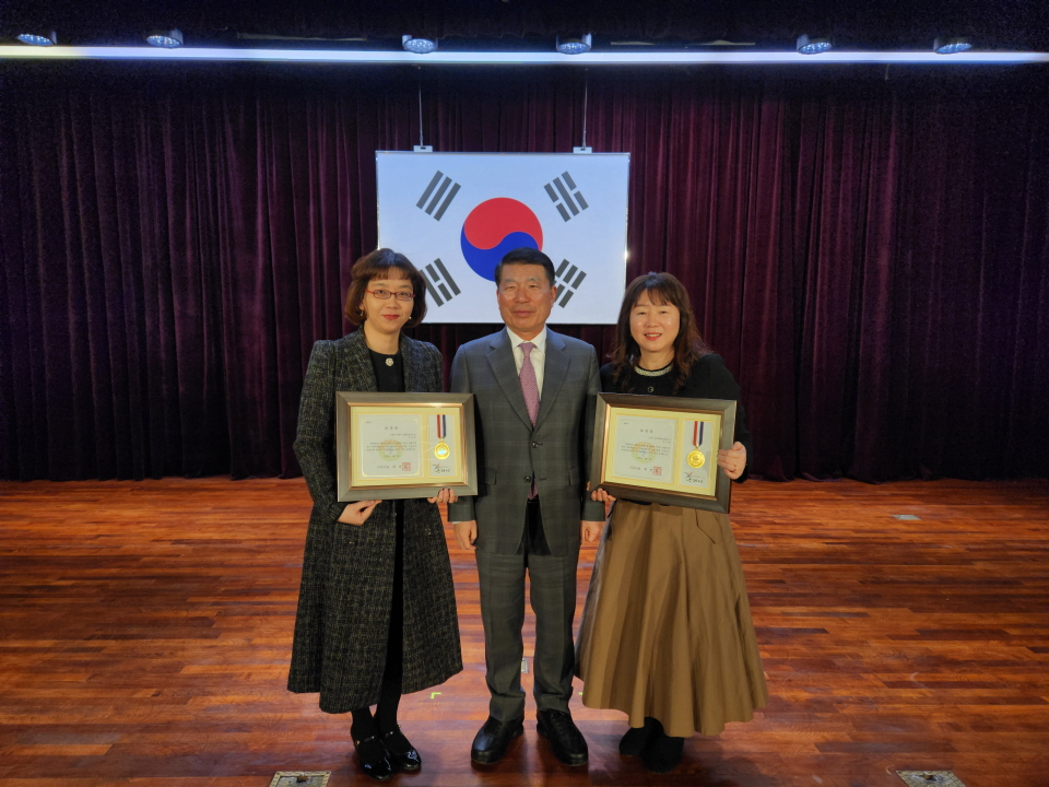 ▲한국가족보건협회(한가협) 김지연 대표(왼쪽), 에이랩아카데미 조우경 경기1 지부장(오른쪽), 구리시청 표창 수상 기념사진