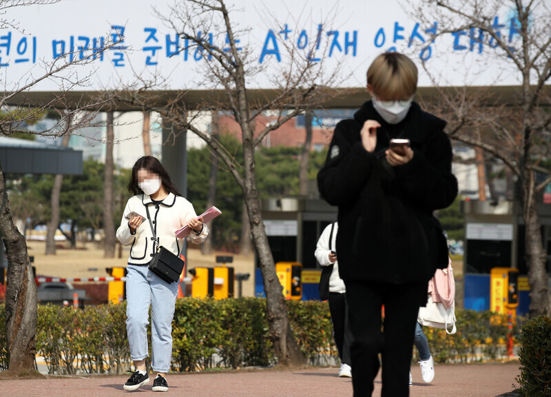 지난해 3월 지방의 한 사립대 학생들이 강의실을 향하고 있다. 연합뉴스