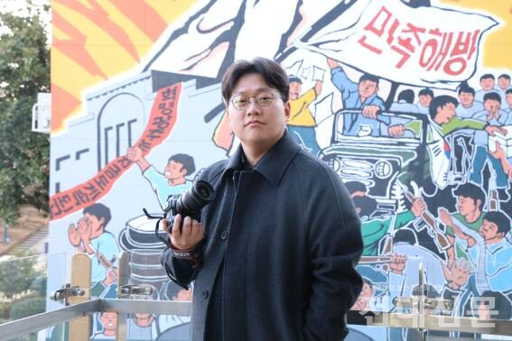 차종관씨는 사진을 찍기 전 “전남대에서 가장 상징적인 것 같아 벽화 앞에서 찍고 싶다"고 부탁했다.