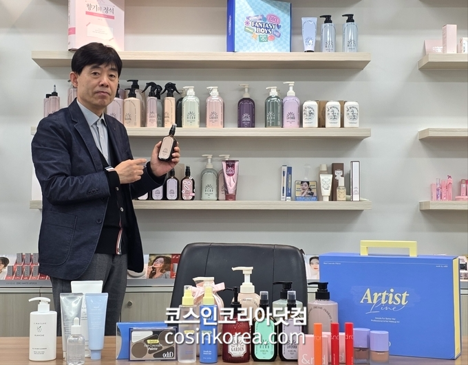 (주)아시아비엔씨는 10여 년간 브랜드와 바이어, 소비자를 연결시키며 K-뷰티의 세계화에 앞장서 왔다. 롬앤, 누즈, 에스네이처 등 다양한 브랜드를 60여 개국으로 수출시키고 현지 법인 운영 등을 통해 브랜드들이 안정적으로 해외 시장에 정착할 수 있도록 지원했다. 황종서 (주)아시아비엔씨 대표(사진)를 만나 종행무진으로 해외 곳곳에서 활약하며 만들어 나가고 있는 K-뷰티 성공 스토리를 직접 들었다.