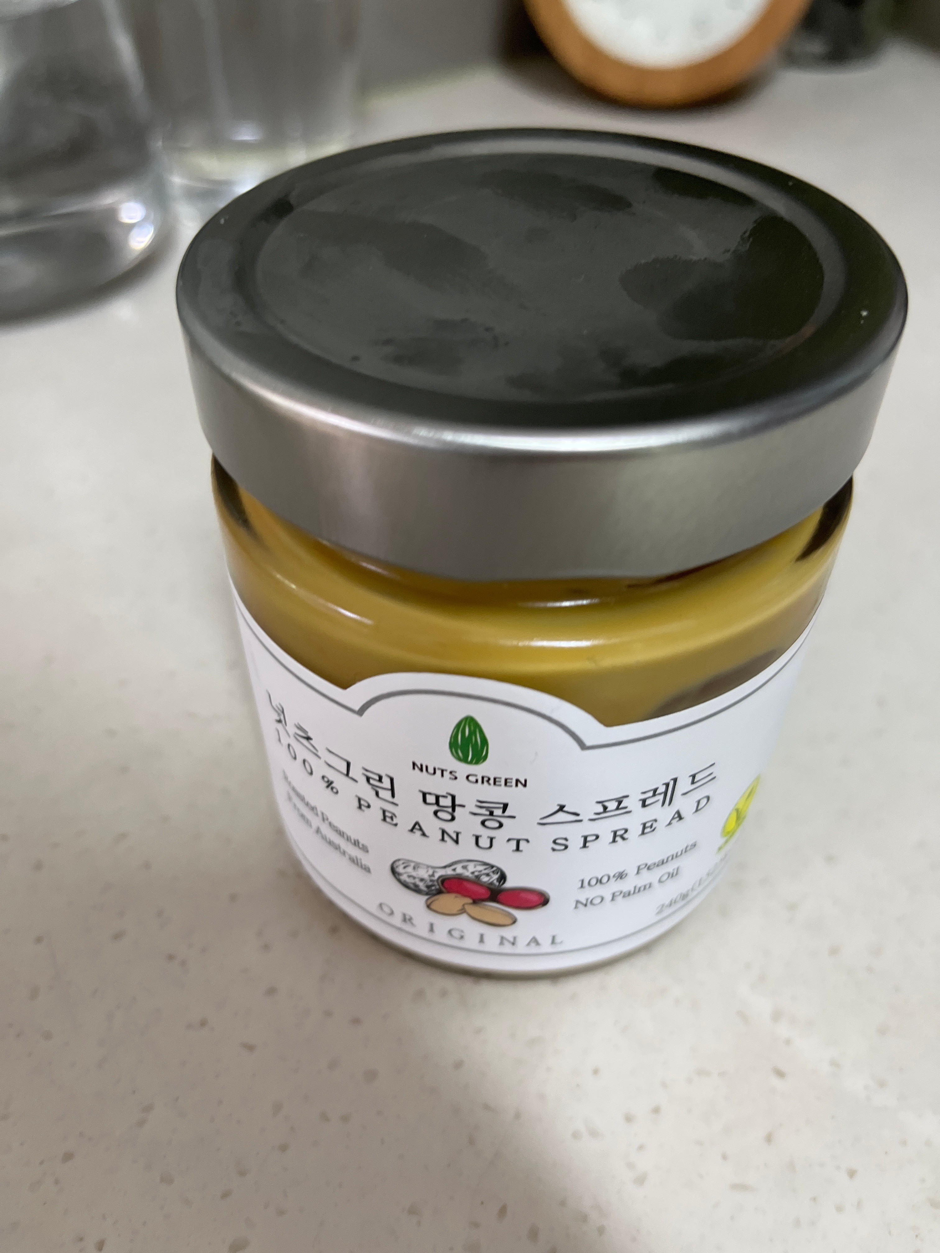 곱게 갈린 잼이네요. 물처럼 흐릅니다. 빵에 발라 꿀이랑 같이 먹으니 맛나요!