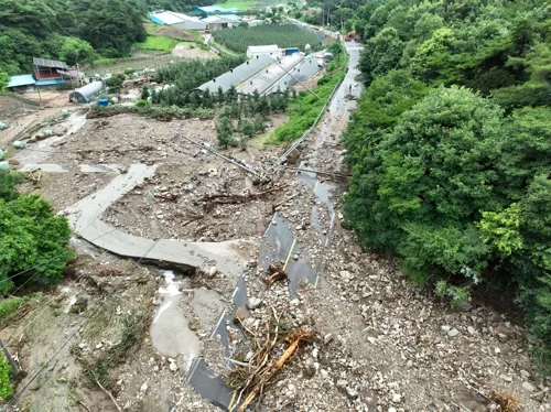 지난 7월 폭우로 산사태 발생한 충남 예산의 한 마을 [연합뉴스 제공. 재판매 및 DB 제공]