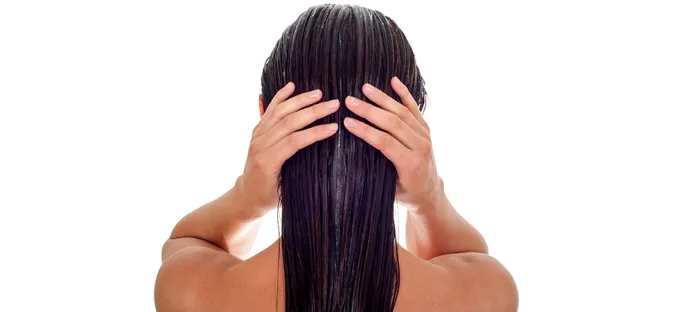 콜라겐 머리 피부 손톱 머리를 만지는 여자