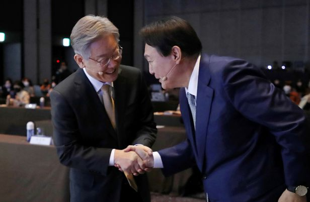 22일 오전 서울 광진구 그랜드 워커힐 서울에서 열린 TV조선 글로벌리더스포럼2021에 참석한 더불어민주당 이재명 대선 후보와 국민의힘 윤석열 대선 후보가 인사를 나누고 있다. /국회사진기자단