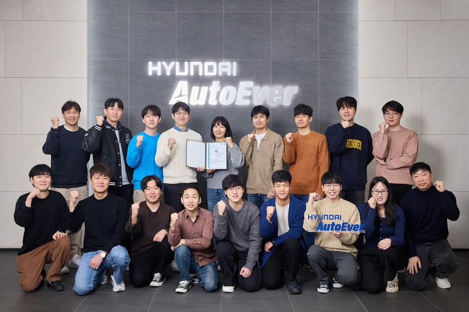 현대오토에버 SW플랫폼사업부 임직원들이 차량SW플랫폼 모빌진 어댑티브의 ASIL-D 인증 획득을 기념하고 있다.