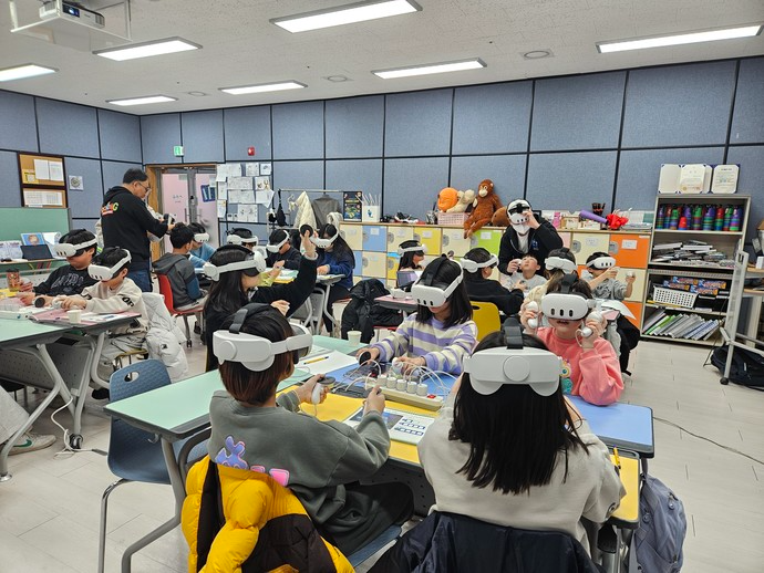 After-school academy students and local youth are experiencing and practicing virtual reality. Photo = Yangpyeong-gun