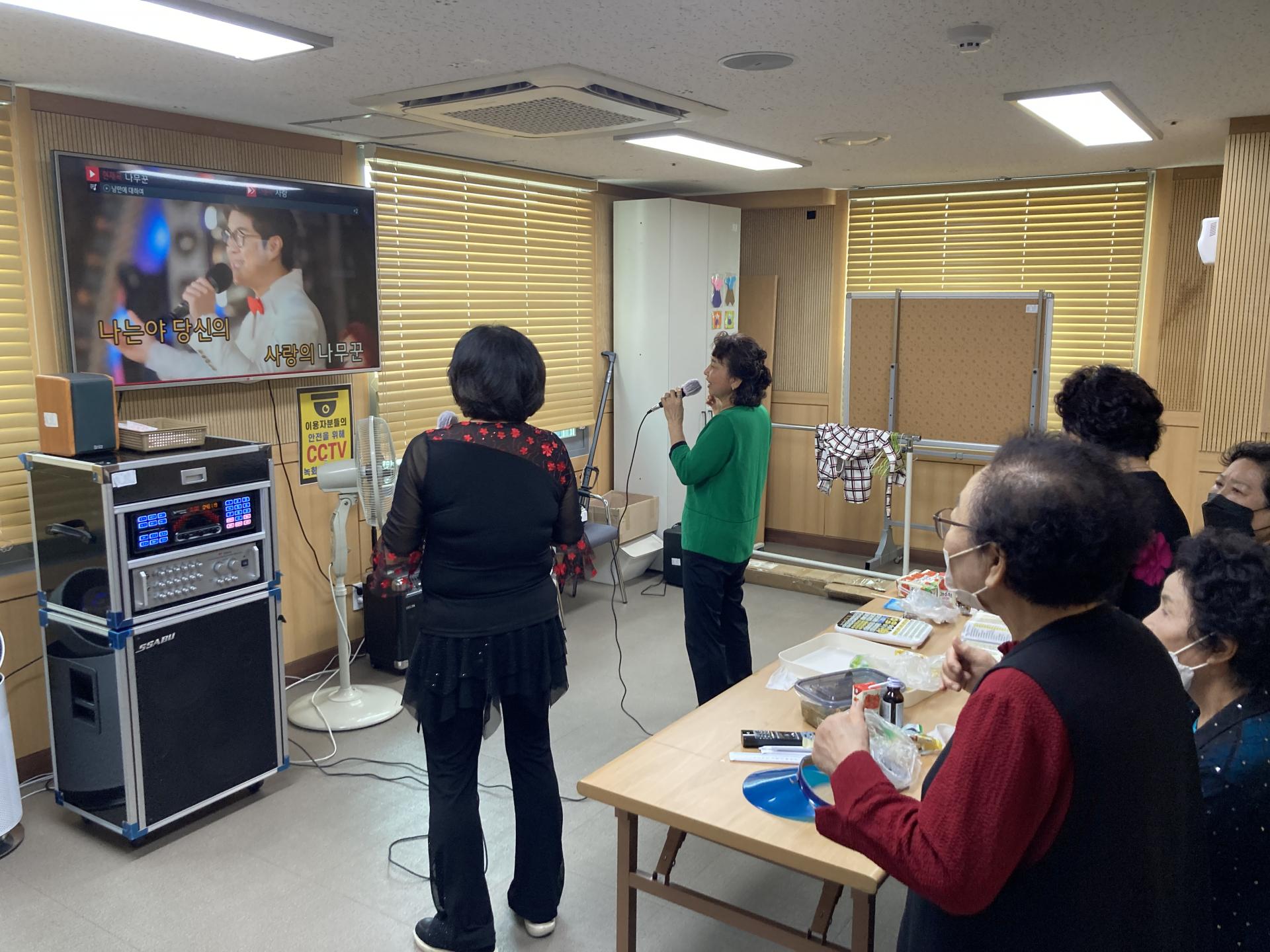 흥 넘치는 노래방 자율 이용 운영하고 있습니다! : 사진첩