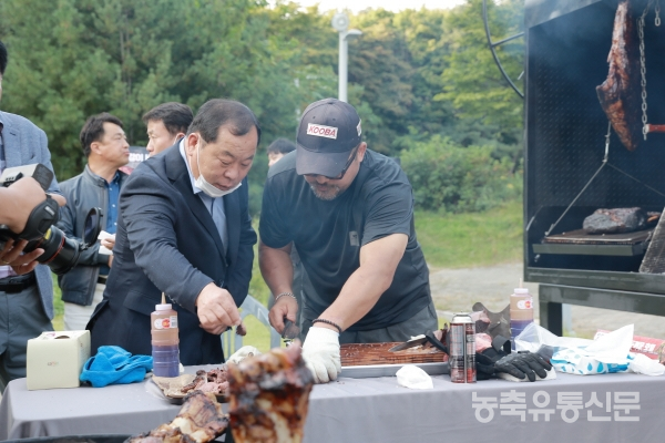 김삼주 전국한우협회장(왼쪽)과 차영기 대표.
