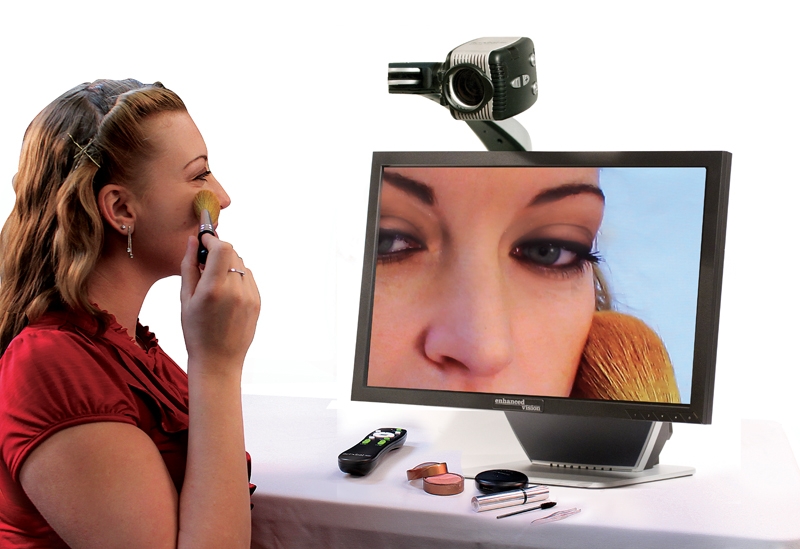一位女性使用Acrobat HD ultra LCD的鏡像功能來化妝