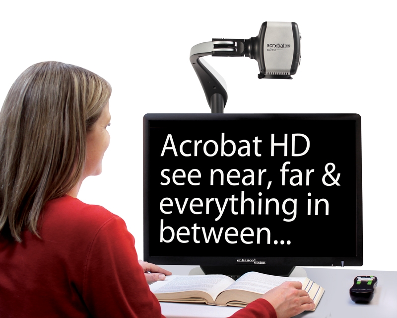 一位女性使用Acrobat HD ultra LCD觀看文本