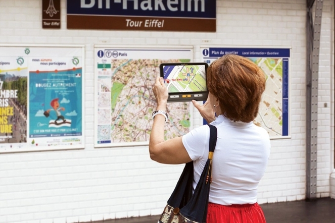 一位女性使用Explore 8觀看車站地圖
