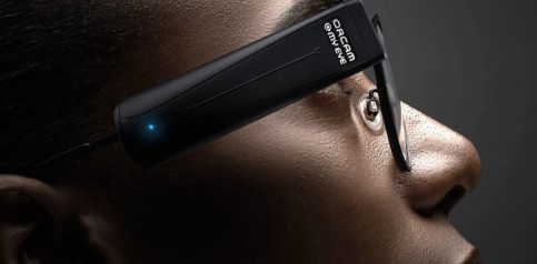 OrCam MyEye為可吸附於眼鏡架上的磁吸式設計