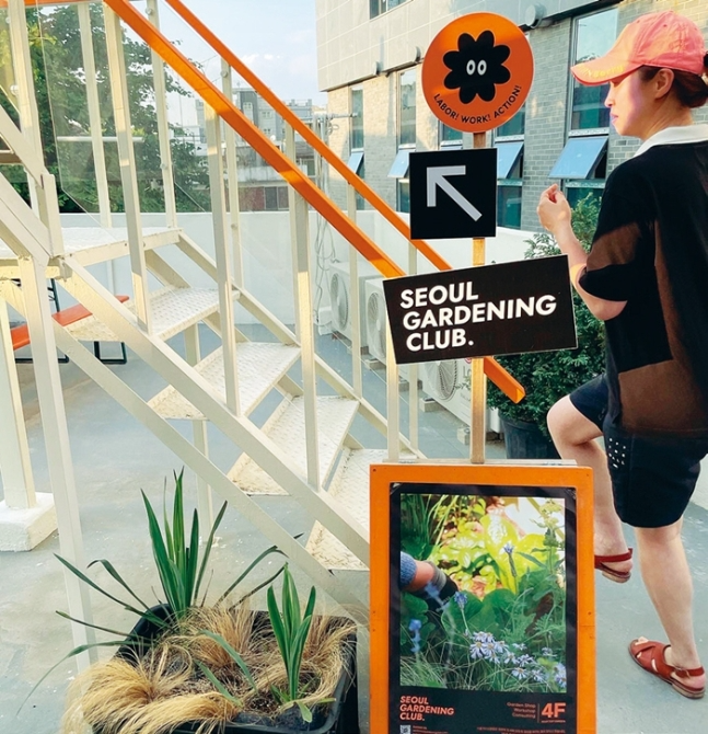 정원이 도시의 일상을 바꿀 수 있다고 믿는 그린 라이프스타일 개발자 ‘서울가드닝클럽’(@seoul_gardening_club)도 소셜미디어 활동으로 많은 사람의 관심을 끌고 있다.