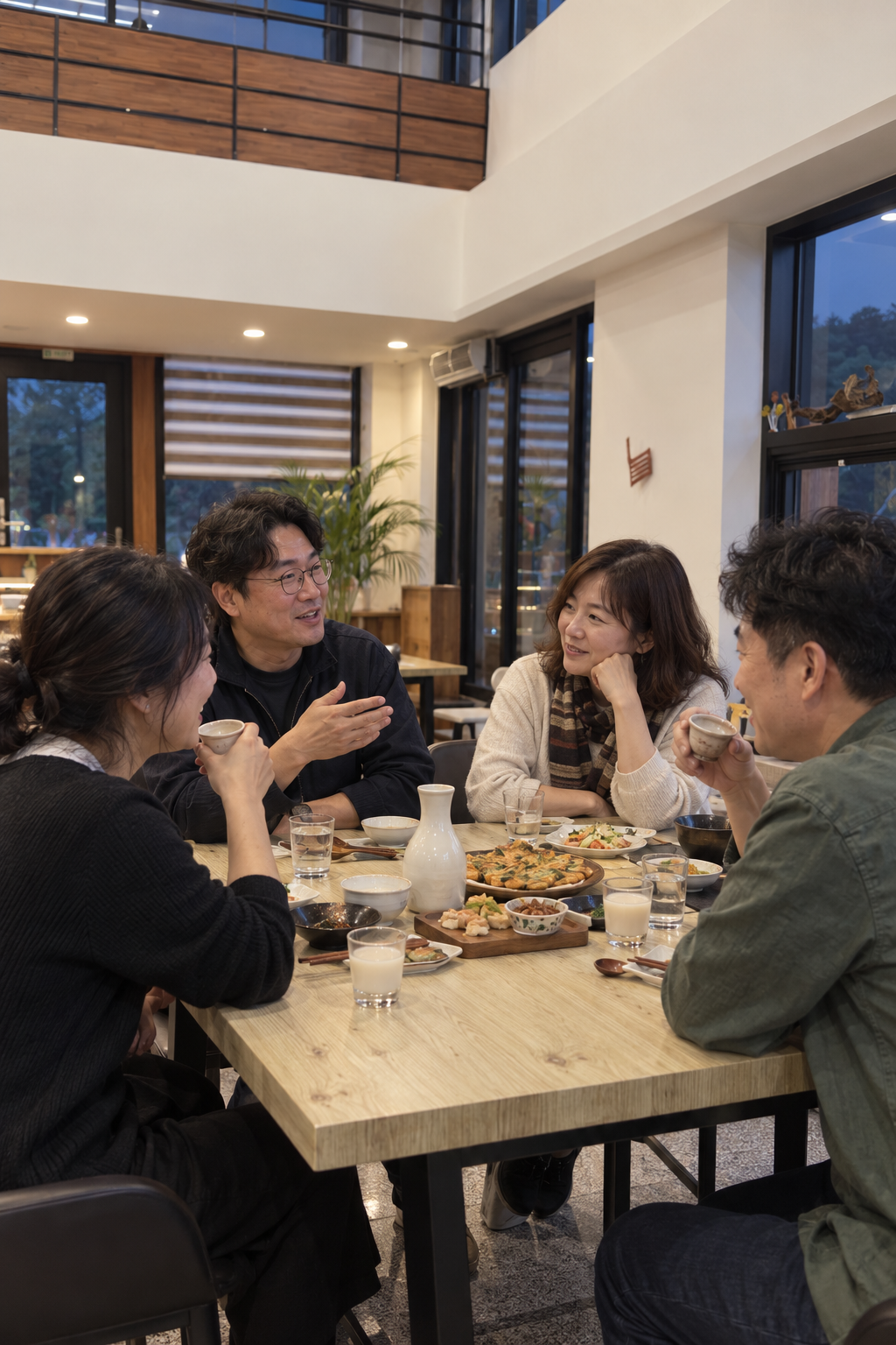 태극마을 야시장 테이블에서 자연스럽게 대화를 나누는 3040 솔로 참가자들