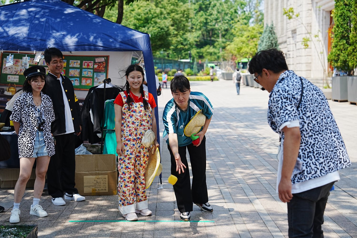 오재미 던지기를 즐기는 가족