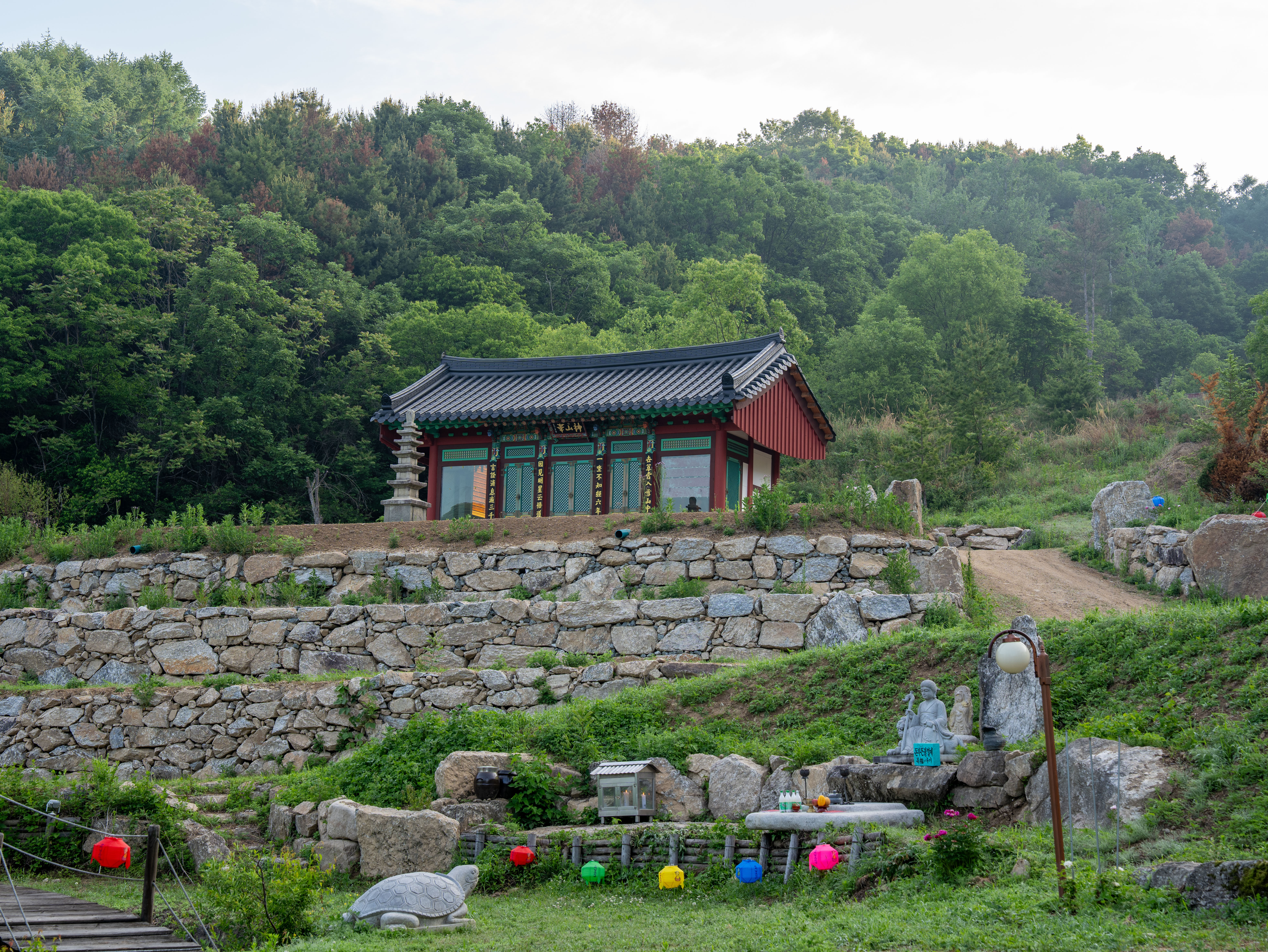 사찰 마당과 전각 풍경