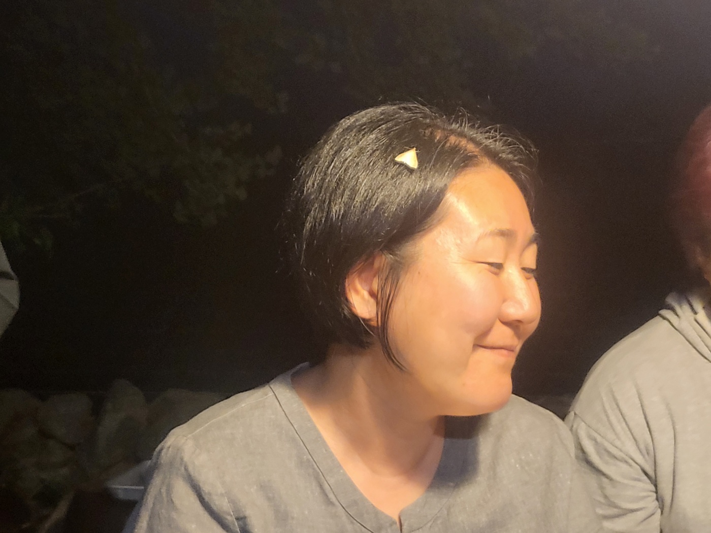 머리에 붙은 나방도 머리핀처럼 멋스러운 재향 씨