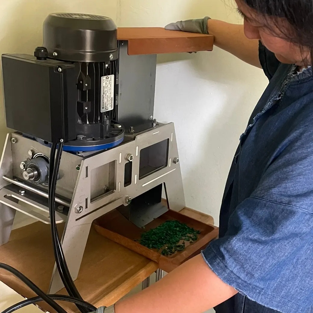 r_사진 10 플라스틱 병뚜껑으로 새로운 물건을 만들어내는 모습.jpg