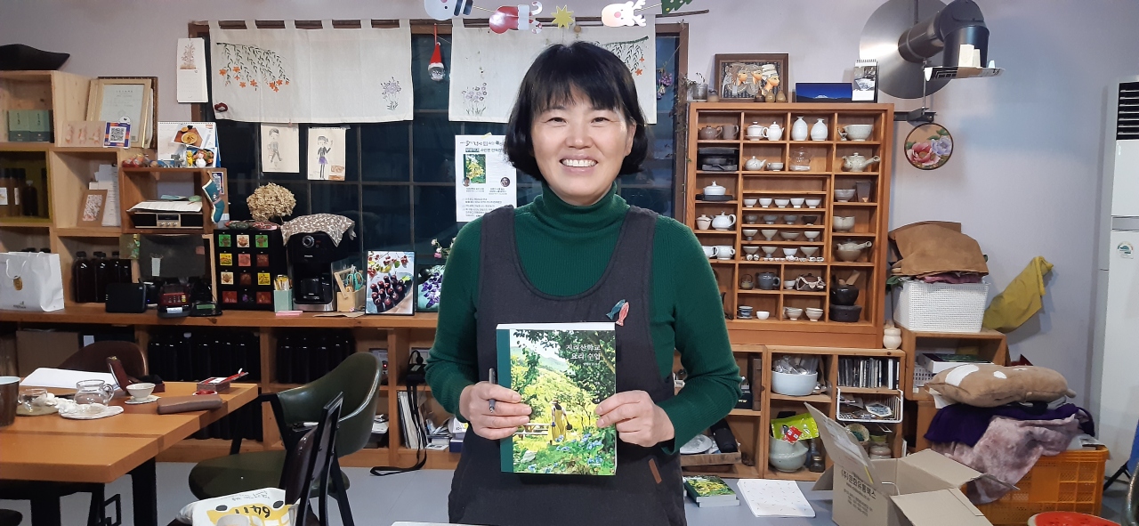 8.책과 함께 사진.jpg