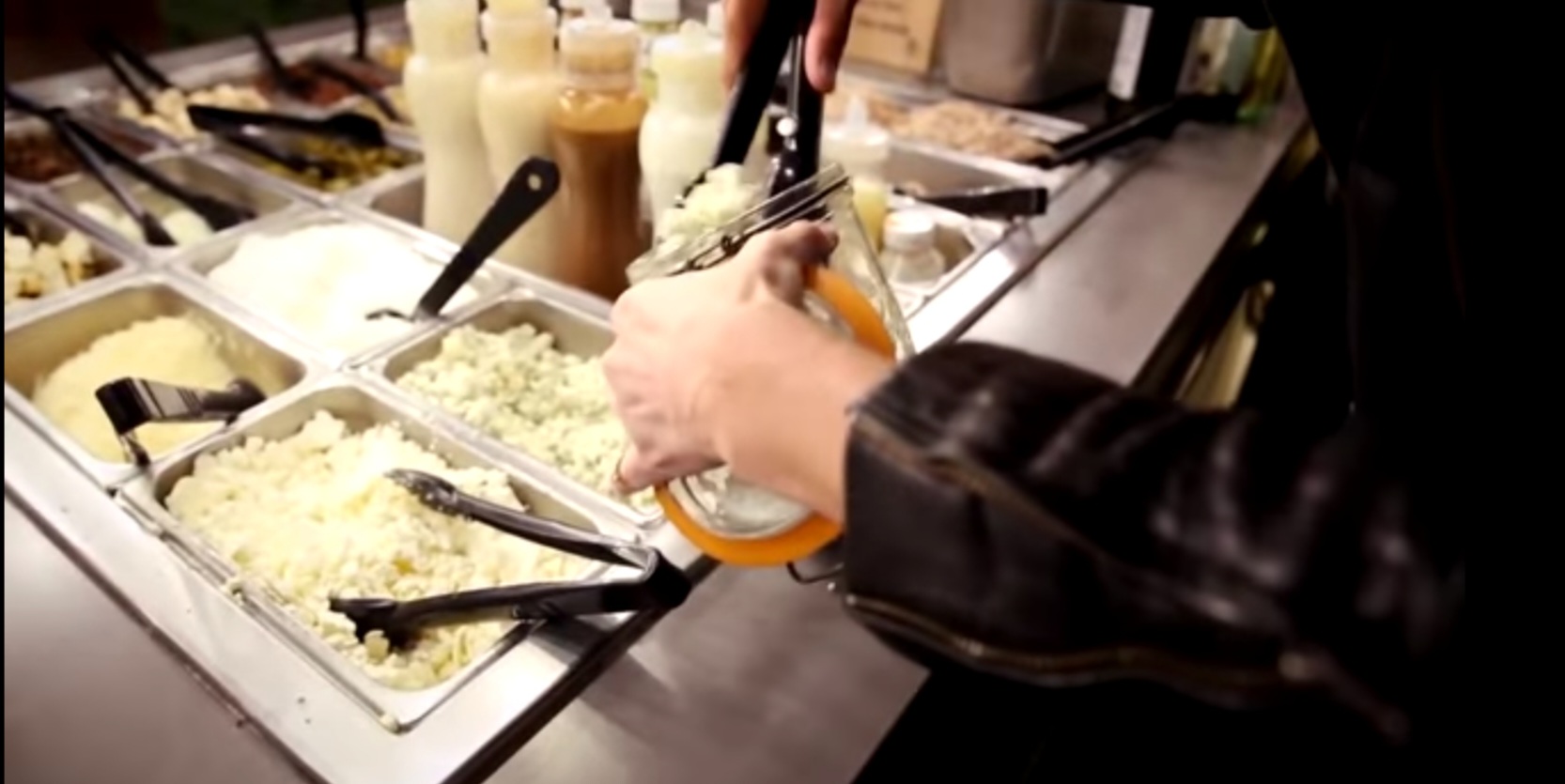 사진2 가지고 간 빈병에 식품을 덜어 담아 사는 모습.jpg